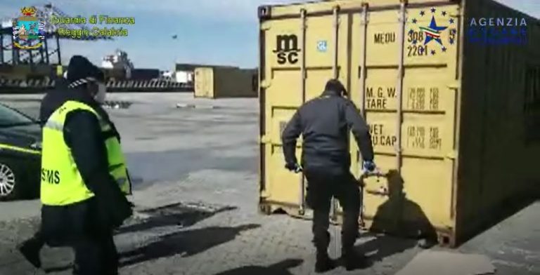 Gioia Tauro (Reggio Calabria), la Finanza sequestra 19 tonnellate di materiale sanitario tra cui guanti sterili, strumenti per l’intubazione  e mascherine