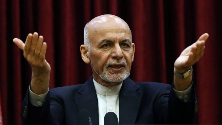 Afghanistan, il presidente Ghani frena sull’accordo di pace tra gli Usa e i Talebani: “Non c’è nessun impegno per liberare 5mila prigionieri”