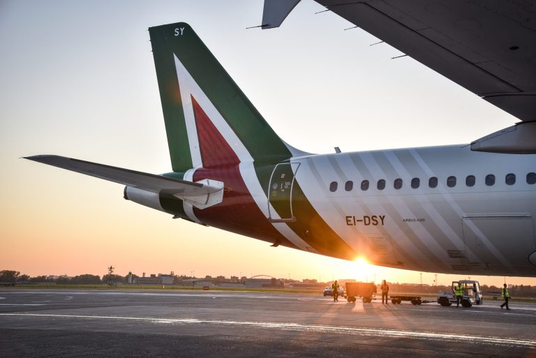 Coronavirus, mascherina obbligatoria per tutti i passeggeri di Alitalia