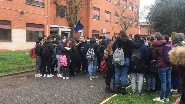 Pomezia (Roma), positiva una persona al test. Chiuso il liceo Pascal