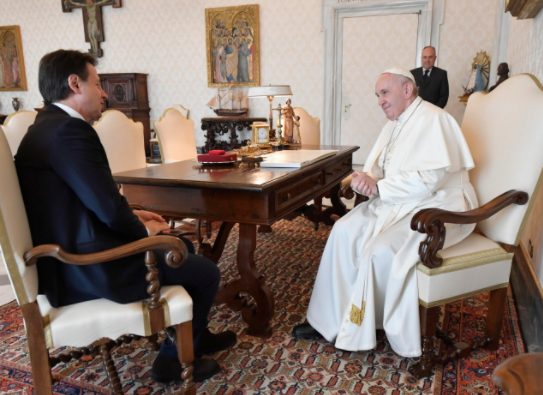 Il premier Conte ha incontrato Papa Francesco alla Biblioteca del Palazzo Apostolico