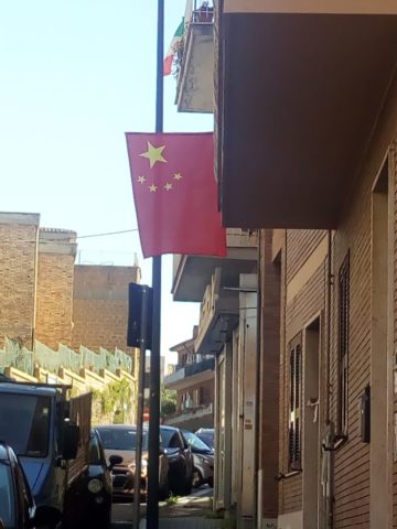 Bandiere cinesi in via Sant’Angelo
