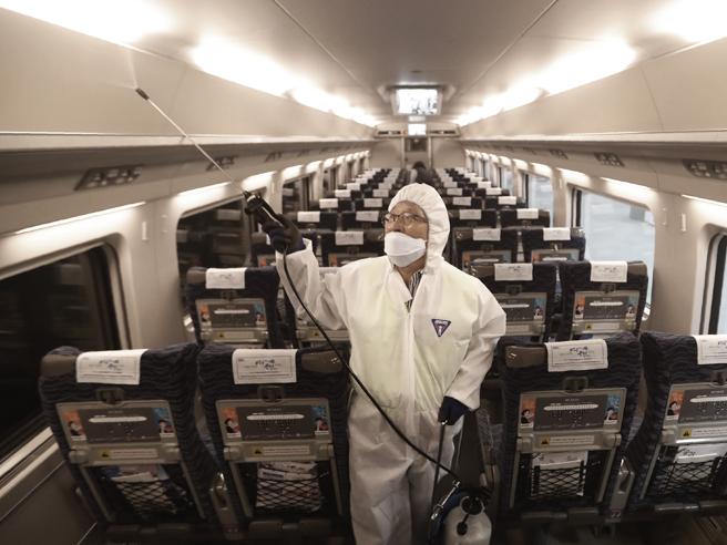 Coronavirus, in Cina riattivati i treni a Wuhan dopo oltre due mesi di lockdown