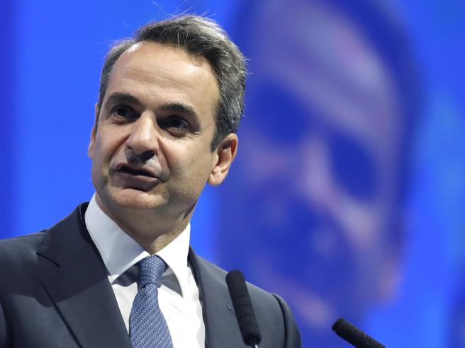 Emergenza coronavirus, il premier greco Mitsotakis ha chiesto ai ministri di dimezzarsi lo stipendio