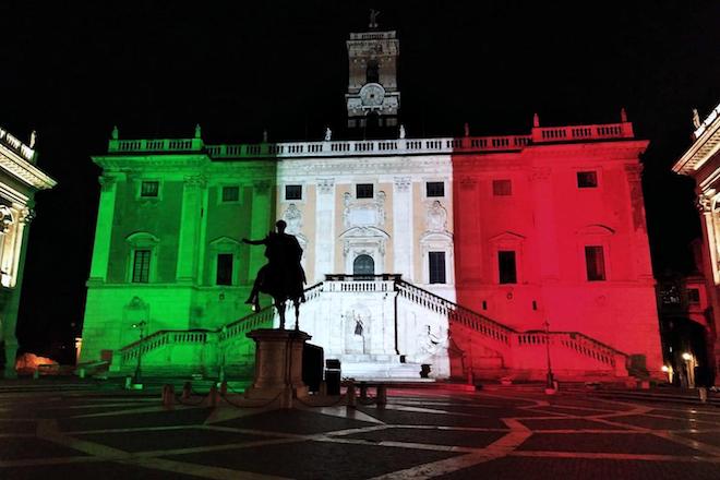 Coronavirus, parla la sindaca Raggi: “Il Campidoglio illuminato con il tricolore sino alla fine dell’emergenza”