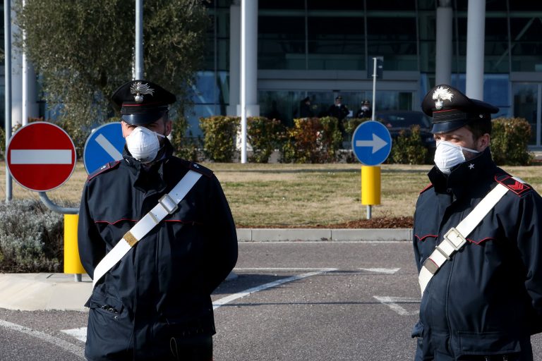 Effetto coronavirus, a Napoli sorprese dieci persone in una palestra: tutti denunciati dai carabinieri