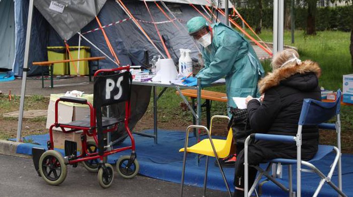 Coronavirus, il disperato appello dall’ospedale Papa Giovanni XXIII di Bergamo: “Abbiamo urgente bisogno di medici, infermieri e apparecchiature”