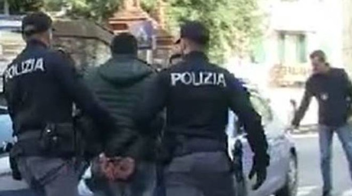 Bologna, sgominata una gang di spacciatori di droga tutti minorenni: 11 ragazzi denunciati
