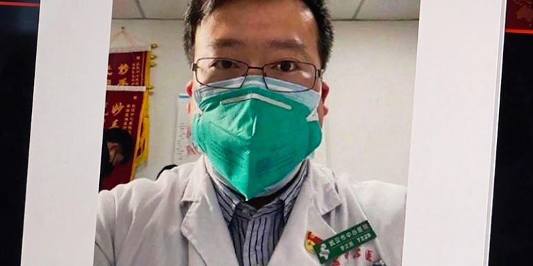 Coronavirus, a Wuhan la polizia ammette e si scusa: “Fu un errore punire il medico-eroe Li Wenliang”
