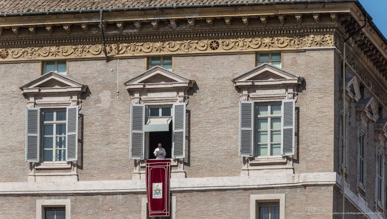 Effetto coronavirus, l’Angelus domenicale del Papa sarà trasmesso in streaming