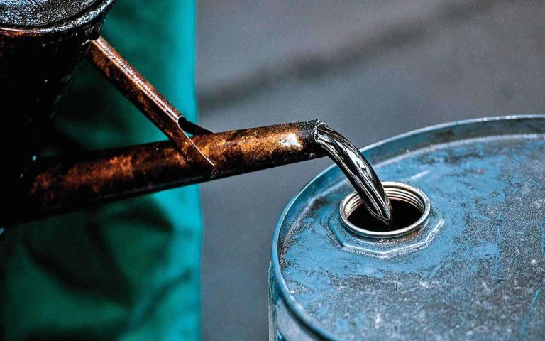 Prezzo del petrolio ai minimi da 17 anni: 20 dollari al barile
