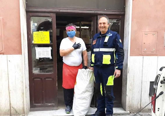Anche il consigliere Piergentili dona il pane ai bisognosi