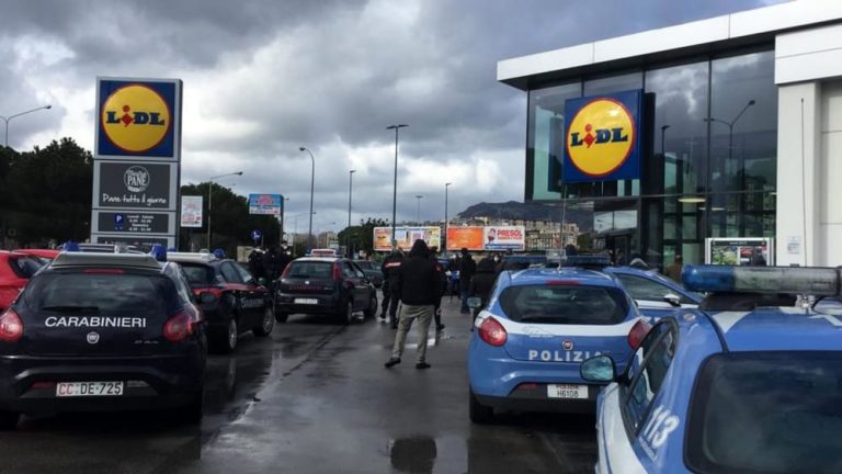 Effetto coronavirus, polizia e carabinieri davanti ai supermarket a Palermo per garantire ordine e sicurezza