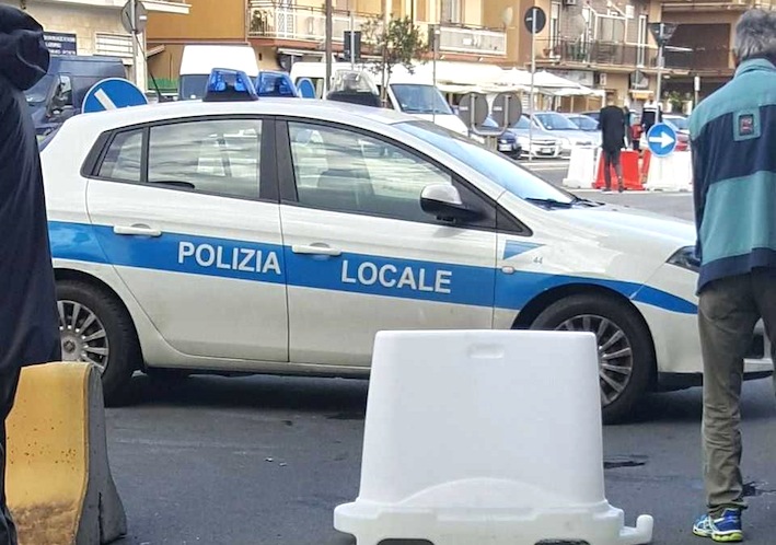 Gira per Ladispoli senza motivo: denunciato dalla Polizia Locale