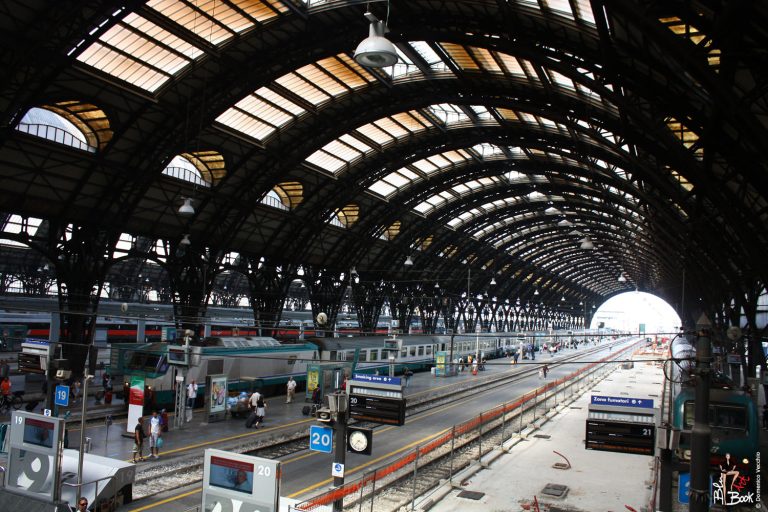 Effetto coronavirus, alla Stazione Centrale di Milano treni regolari e poche persone in giro