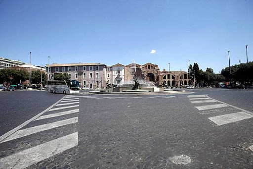 Coronavirus, Roma ‘surreale’: pochi turisti, molti negozi chiusi, strade semivuote