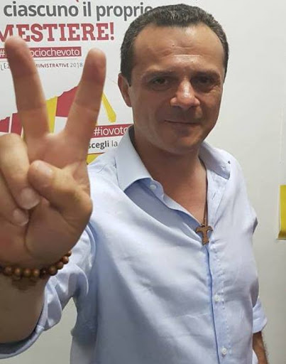 Emergenza coronavirus, al sindaco Cateno De Luca non manca l’ironia dopo la denuncia del Viminale: “Tranquilli, sono ancora a piede libero!”
