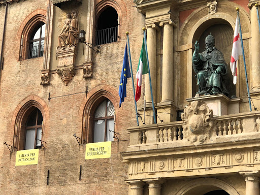 Bologna, esposto alla sede del Comune lo striscione “Libertà Patrick Zaky”