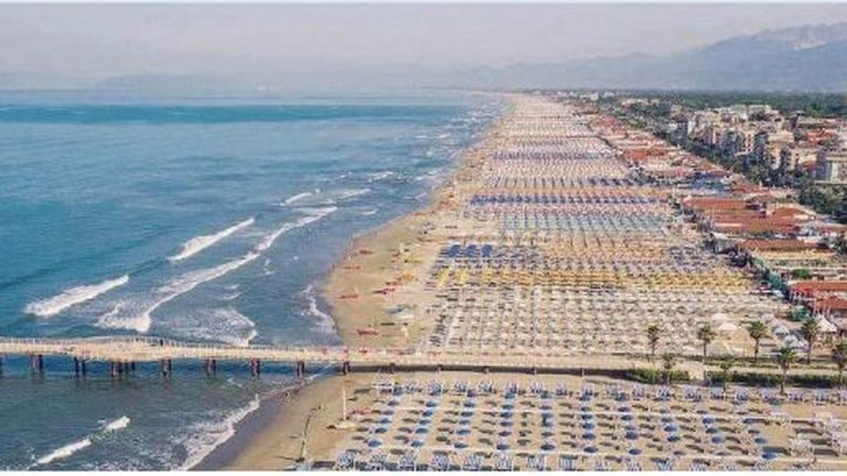 Coronavirus, a Viareggio vietate le passeggiate sul lungomare e sulla spiaggia