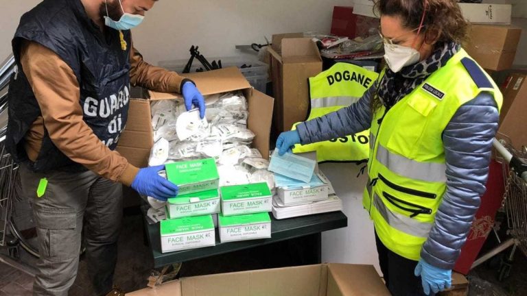 Coronavirus, la Finanza a Monza ha sequestrato 24mila dispositivi di protezione fabbricati illegalmente