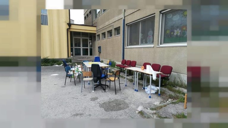 Napoli,  un gruppo di persone entra nel giardino di una scuola per fare la grigliata: lasciati i rifiuti in ‘bella vista’