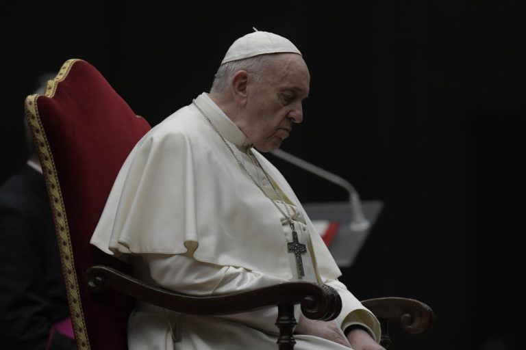 Coronavirus, Papa Francesco prega per gli anziani soli e spaventati dalla pandemia