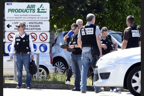 Francia, attentato terroristico di un sudanese a Romans-sur-Isère: con un coltello ha ucciso due persone