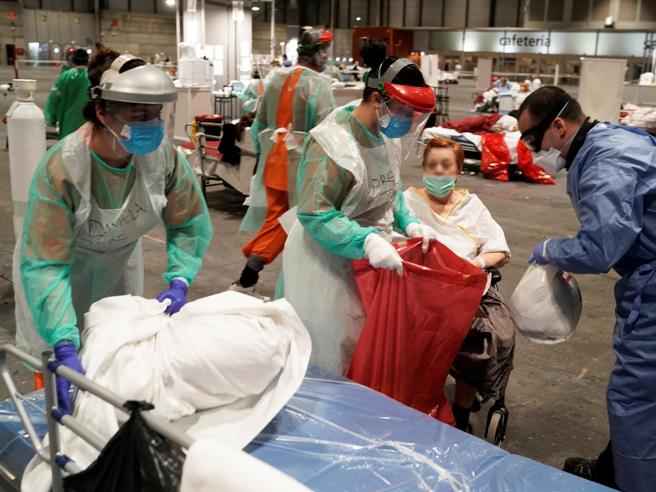 Emergenza coronavirus, la Spagna è nel caos: 950 morti nelle ultime 24 ore. I contagi sono oltre 110mila mentre le vittime oltre diecimila