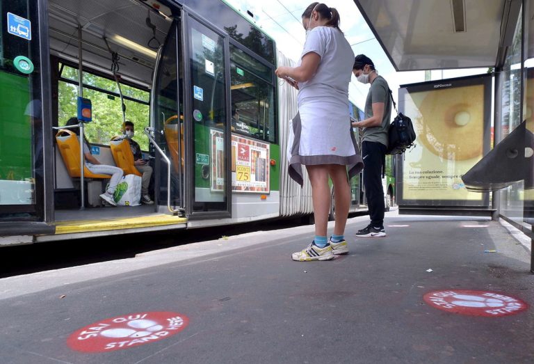 Coronavirus, al via da oggi a Roma l’istallazione della segnaletica per il distanziamento sociale su metro e bus