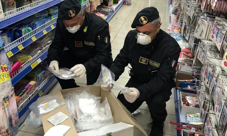 Coronavirus, a Bologna la Finanza sequestra 30mila mascherine illegali