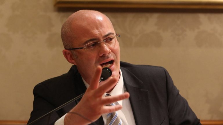 Emergenza coronavirus, parla il ministro D’Incà: “Il Decreto di aprile avrà un valore economico superiore ai 25 miliardi di euro”