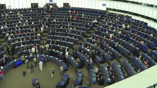 Vino, l’Europarlamento cancella i riferimenti sulle etichette delle bottiglie sul rischio di cancro