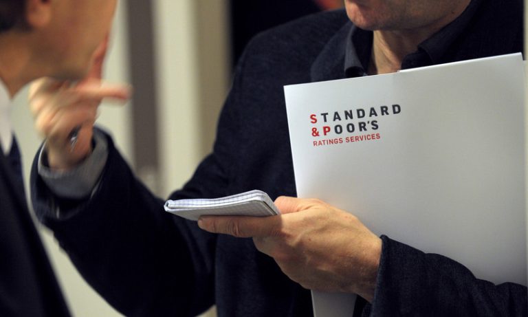 Standard & Poor’s bacchetta l’Italia: il rating è “BBB” con outlook negativo