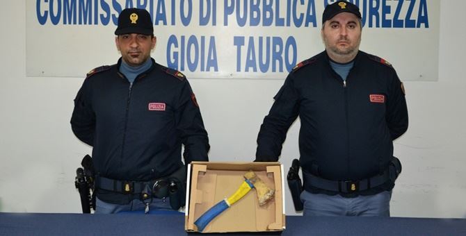 Gioia Tauro (Reggio Calabria), aggredisce con l’accetta il vicino di casa: arrestato un 61enne