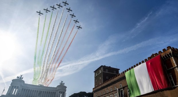 Festa del 25 aprile, le Frecce tricolori volano su una Roma deserta