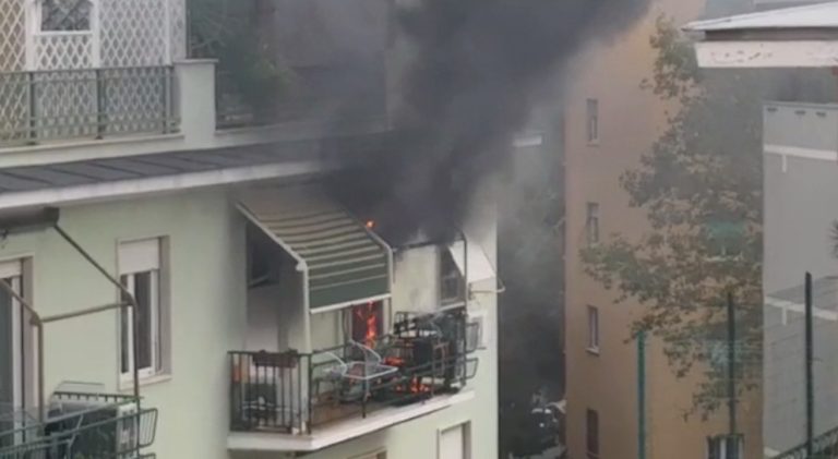 Roma, fiamme in un appartamento all’Appio Tuscolano: intossicati un bambino di 9 anni e un genitore