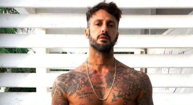 Milano, Fabrizio Corona diffidato dal Tribunale di Sorveglianza: aveva fatto venire in casa il suo personal trainer