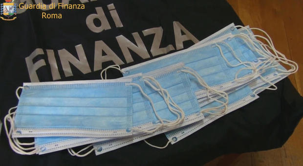 Torino, la Finanza smantella un traffico illegale di 5 milioni di mascherine