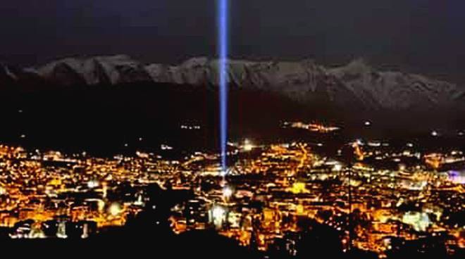 L’Aquila, quel 6 aprile di undici anni fa: il terremoto ricordato con le luci sui balconi