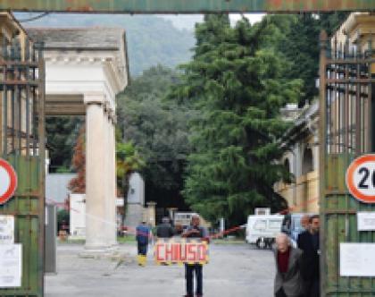 Coronavirus, a Genova preti a turno nei cimiteri
