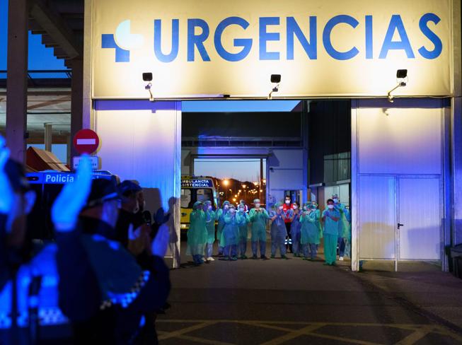 Coronavirus, in Spagna 435 morti nelle ultime 24 ore per un totale di 21.717 decessi