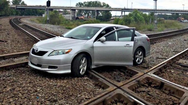 Auto abbandonata sui binari della linea Empoli-Siena nei pressi della stazione di Granaiolo: ritardi e disagi durante la mattinata