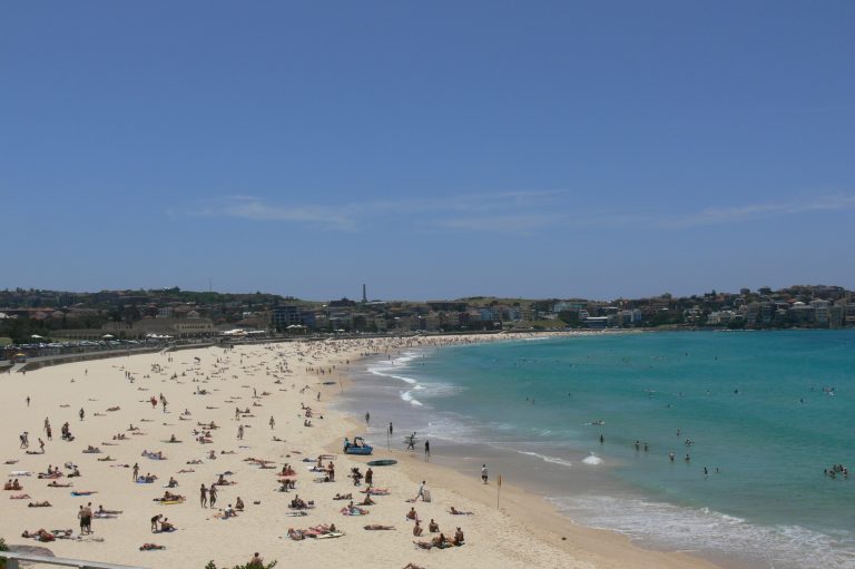 Emergenza coronavirus, in Australia test a tappeto nella zona di Bondi Beach a Sidney