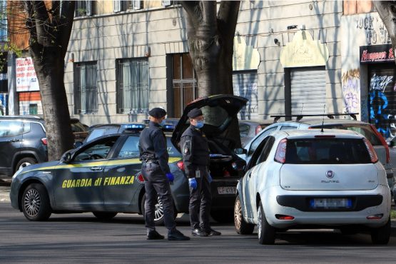 Lurate Caccivio, per sfuggire ad un controllo investe con la macchina i militari della Finanza: arrestato un uomo