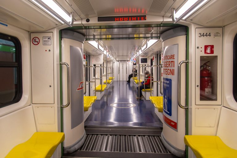 Coronavirus, sulla metro di Milano già applicati i cartelli per il distanziamento sociale