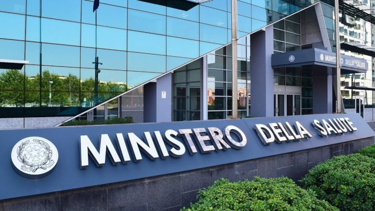 Emergenza coronavirus, il ministero della Salute stanzia 7 milioni di euro per la ricerca sul vaccino