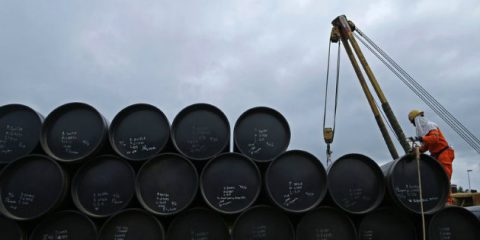 Petrolio, il prezzo al barile è risalito a 14 dollari