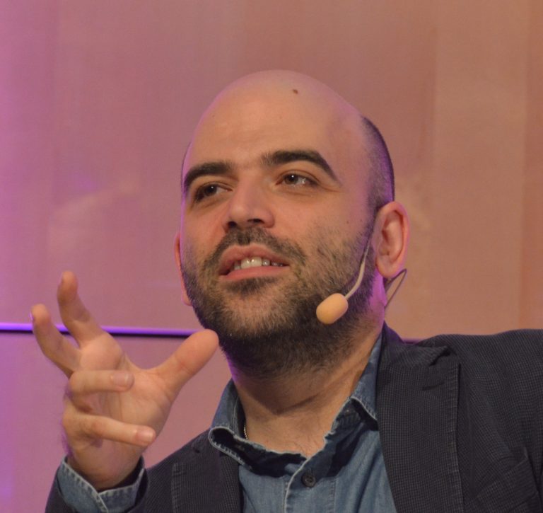 Coronavirus, il duro giudizio di Roberto Saviano sulla Lombardia: “La sanità della Regiona ha sbagliato tutto quello che poteva sbagliare”