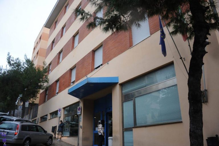 Coronavirus, ad Ancona una donna di 40 anni è ricoverata in gravi condizioni dopo aver partorito un bimbo premature