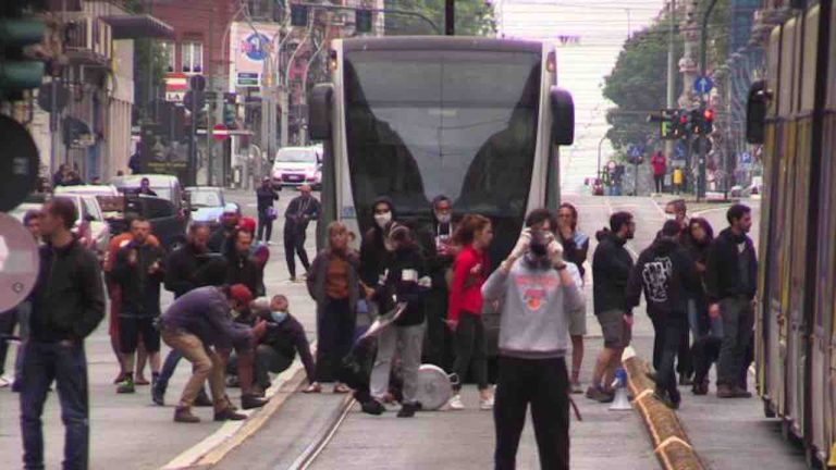 Torino, sono stati scarcerati i quattro anarchici fermati domenica scorsa per gli incidenti nel quartiere Aurora